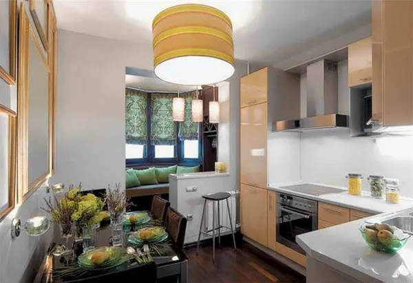 Вариант расширения площади кухни – объединение с балконом