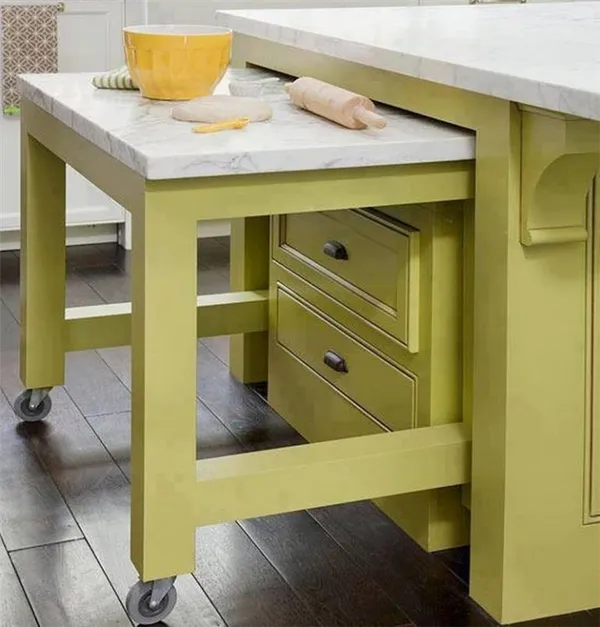 Выдвижной столик используется только когда нужен и не требует каких-либо усилий для установки