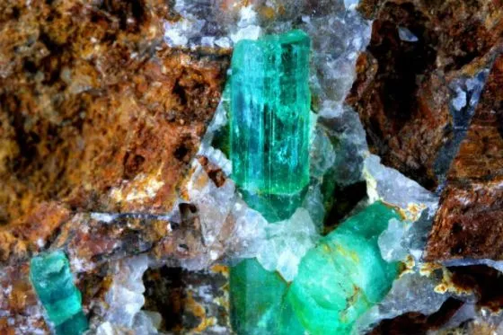 В таком виде изумруд извлекается из недр планеты