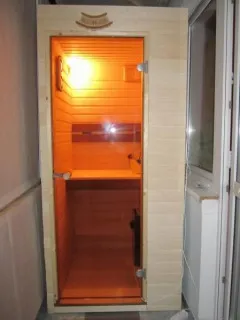 Классическая кабинка для балкона — 2.2.метра в высоту и по 0,8 м в длину и ширину.