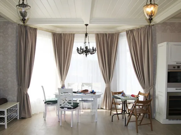 Кремовые легкие занавески для спальни