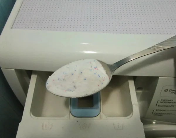 Отмеривание стирального порошка обычной чайной ложкой