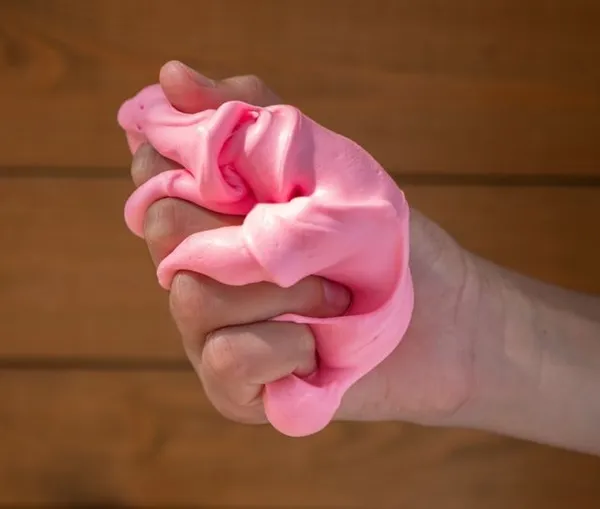 Слайм из пены для бритья и тетрабората натрия с шампунем