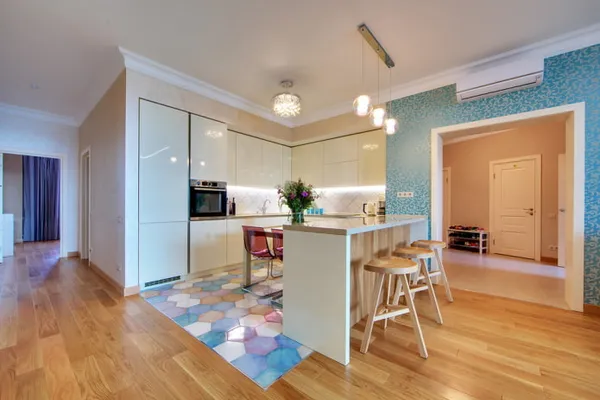 разноцветная плиточная отделка сотами в сочетании с ламинатной доской