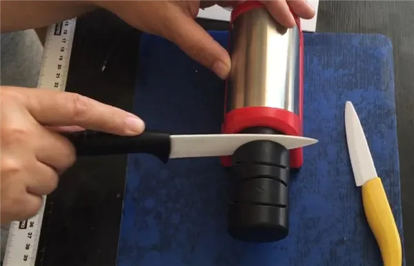 Нож затачивается на электрической точилке