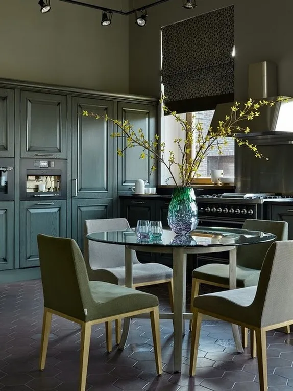 римская занавеска в куне гостиной