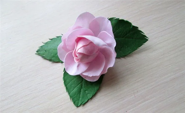 Маленькая розочка с листочками