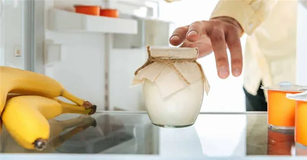 баночка сметаны в холодильнике