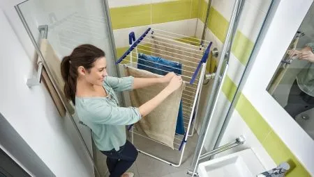 Настенная сушилка для белья в ванную обладает множеством преимуществ, в том числе приемлемой стоимостью, удобством и простотой в использовании