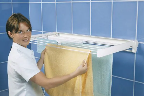 Монтаж сушилки лучше выполнять на несущую стену