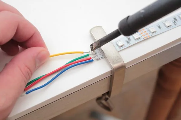 Подсоединение проводов к LED-ленте с помощью пайки