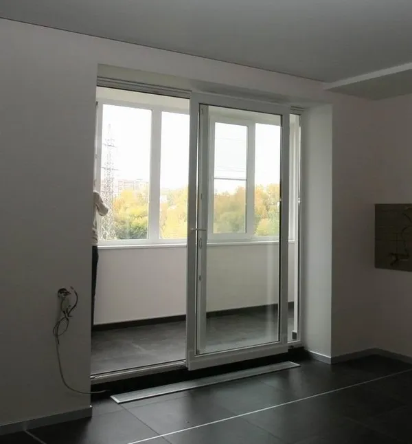 При демонтаже подоконного блока нужно устанавливать двери между лоджией и комнатой. Фото: kharkov.pulscen.ua