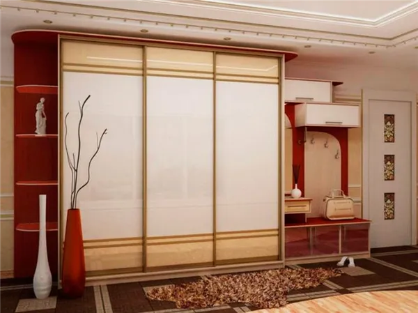 Шкаф купе со стеклянными фасадами дверей в интерьере прихожей