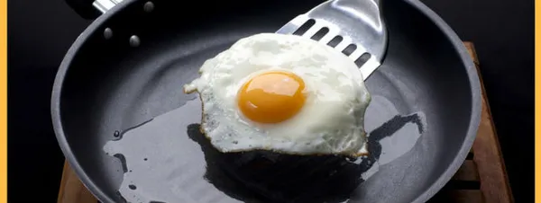 яичница на сковороде