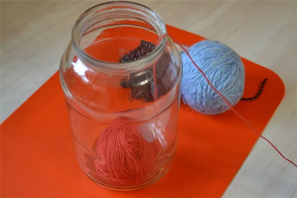 Клубки пряжи можно поместить в стеклянную банку