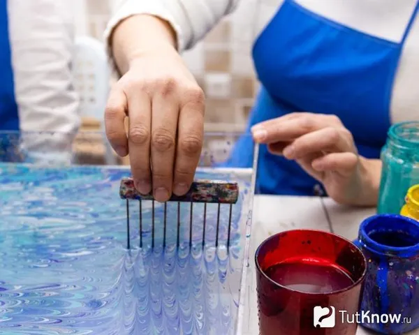 Использование гребня для рисования по воде эбру