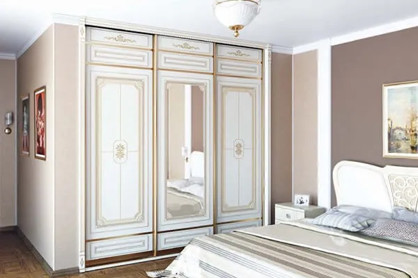 Встроенный в нишу шкаф в спальной с фасадами в классическом стиле