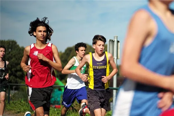 Подростки на беговой дорожке