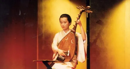 девушка играет на биве