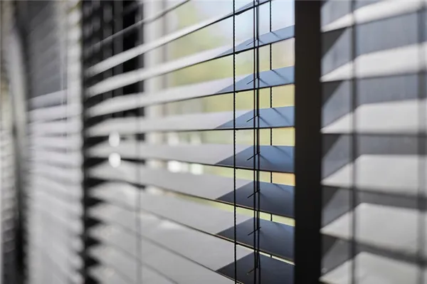 Какие жалюзи лучше для балкона. Жалюзи на балкон. 11