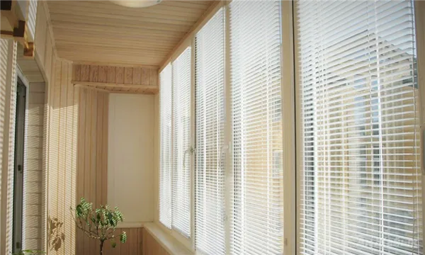 Какие жалюзи лучше для балкона. Жалюзи на балкон. 5